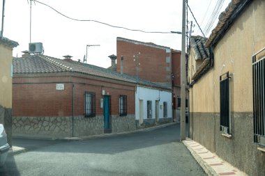 Kenarlarını kaplayan çok sayıda evin bulunduğu dar bir cadde var. Mahalle sakinleri için tuhaf bir ortam yaratıyor.