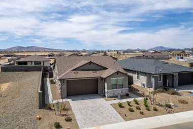 Bu görüntü, ağaçlarla çevrili çeşitli evleri gösteren ilginç ve büyüleyici bir hava manzarası sunuyor.