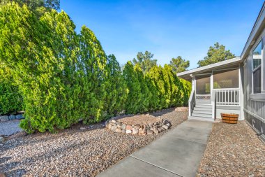 Bu seyyar bir ev, büyüleyici bir ekran sundurması var, rahat bir açık alan sağlıyor, ve ona giden uygun bir yürüyüş yolu var.