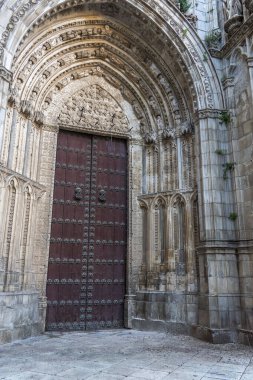 Etkileyici bir binanın tepesinde duran büyük, büyük bir kubbe. Parlak mavi gökyüzü etrafını güzelce dolduruyor.