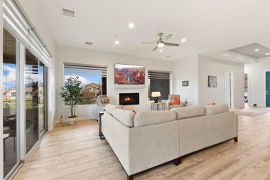 Rahat bir kanepe, hoş bir şömine, modern bir televizyon ve hava akışı için ferahlatıcı bir tavan vantilatörü olan geniş bir oturma odası hayal edin.