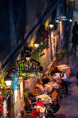 Çeşitli kişilerden oluşan canlı bir grup Heson adında büyüleyici bir restoranın önünde oturmuş birlikte vakit geçiriyorlar.