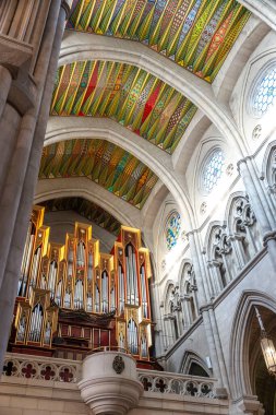 Kilisenin iç mekanında ziyaretçileri büyüleyen etkileyici bir organla birlikte çarpıcı derecede renkli bir tavan bulunur.