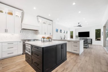 Geniş mutfağın merkezinde, odanın odak noktası olarak kullanılabilecek son derece büyük bir ada var.