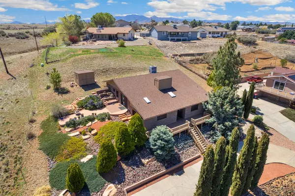 Bu, önünde önemli sayıda yemyeşil ağaç bulunan büyüleyici bir evin havadan görünüşü.