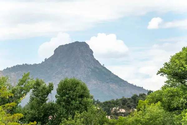 Prescott Arizona 'da Baş parmak Butte. Yüksek kalite fotoğraf