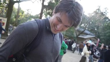 Ocak ayında Japonya, Nara 'da vahşi geyikleri beslemek 