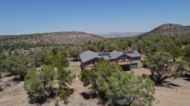 Bu etkileyici bir hava manzarası. Doğayla çevrili güzel, yoğun bir ormanın göbeğinde yuva yapmış büyüleyici bir ev.