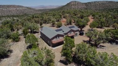 Bu etkileyici bir hava manzarası. Doğayla çevrili güzel, yoğun bir ormanın göbeğinde yuva yapmış büyüleyici bir ev.