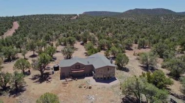 Bu etkileyici bir hava manzarası. Doğayla çevrili güzel, yoğun bir ormanın göbeğinde yuva yapmış büyüleyici bir ev.