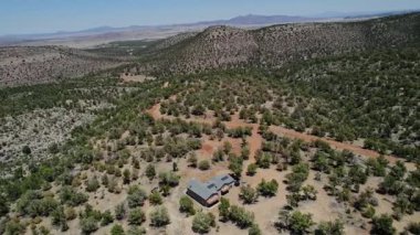 Bu etkileyici bir hava manzarası. Doğayla çevrili güzel, yoğun bir ormanın göbeğinde yuva yapmış büyüleyici bir ev.