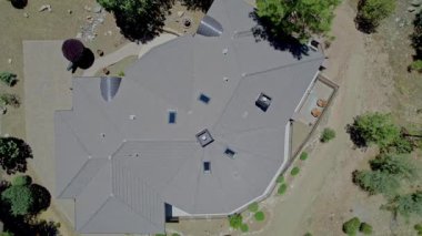 Rahat bir kanepe, birkaç sandalye ve küçük bir masa ile döşenmiş güzel bir balkon. Hepsi de huzurlu bir orman manzarası sunuyor.