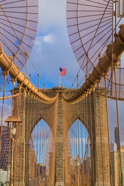 Brooklyn Köprüsü, Amerikan bayrağı ve mavi gökyüzü