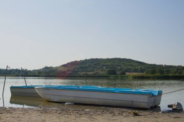 eski balıkçı teknesi göl
