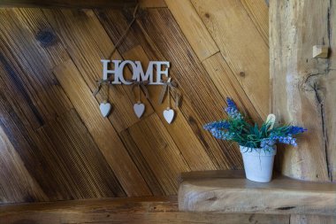 Ahşap süsleme evinde çiçekli ev tabelası