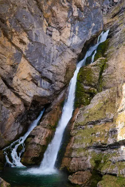 Slovenia 'daki ünlü boka şelalesi.