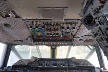 Concorde uçak pilotu kabini ve arayüzleri, düğmeler içeriden konkord