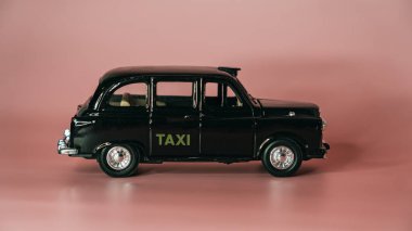 Londra taksi modeli. Ünlü klasik Londralı siyah taksi model oyuncak yan görünümü. Simgesel Taksi