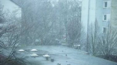 Binaların üzerine şiddetli kar yağıyor. Kar fırtınası.