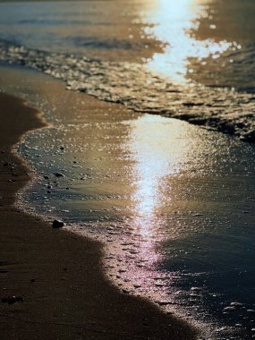 Sahilde Güneş Çarpmış Dalgalar 