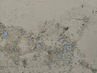 Boya dokusu ve arkaplanı soyulmuş eski bir beton duvar. 