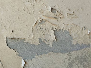 Boya dokusu ve arkaplanı soyulmuş eski bir beton duvar. 