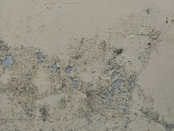Boya dokusu ve arkaplanı soyulmuş eski bir beton duvar. 
