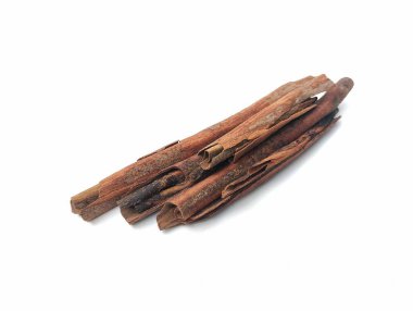 Tarçın verumu ya da tarçın çubuğu beyaz arka planda izole edilmiş. Bitkiler, baharatlar, yemek malzemeleri.