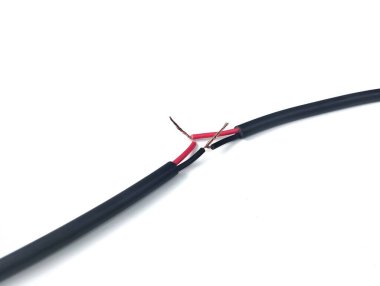 Siyah ve kırmızı kılavuz iplikli kablo bağlantısı beyaz arkaplanda izole edildi