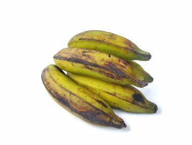 Beyaz arkaplanda izole edilmiş bir grup yeşil muz 