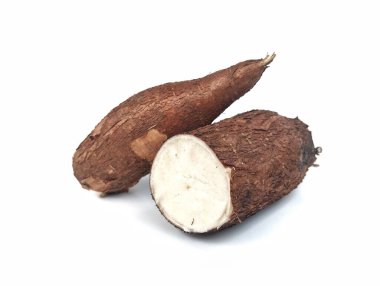 Beyaz arka planda izole edilmiş taze manyok dilimleri 