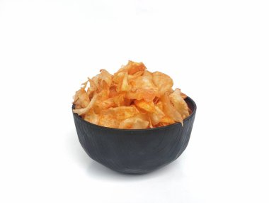 Siyah kasedeki keripik singkong veya Cassava cipsleri beyaz arka planda, Endonezya tipik yiyecek veya atıştırmalık.