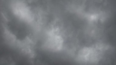 Dramatik kara bulut, Strom ve yağmur yağmadan güçlü rüzgar. Kötü hava, geçiş döneminde aşırı hava. 