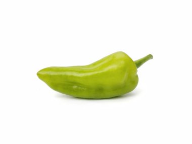 Beyaz arka planda izole edilmiş taze yeşil biber. Vejetaryen mutfağı, gıda malzemeleri, organik tarım bitkisi. 