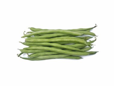 Beyaz arka planda taze fasulye, vejetaryen mutfağı. 