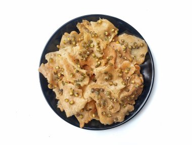 Beyaz arka planda izole edilmiş tabakta Rempeyek kacang veya Endonezya 'nın tipik geleneksel yemekleri