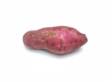 Beyaz arka planda izole edilmiş taze patates.