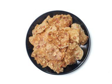 Beyaz arka planda izole edilmiş tabakta Rempeyek kacang veya Endonezya 'nın tipik geleneksel yemekleri