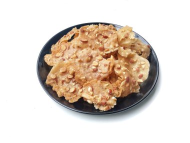 Beyaz arka planda izole edilmiş tabakta Rempeyek kacang veya Endonezya 'nın tipik geleneksel yemekleri