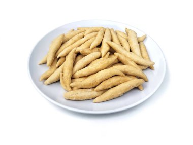 Kue telur gabus veya Endonezya tipik aperatifi veya beyaz arka planda izole edilmiş tabak üzerindeki pasta