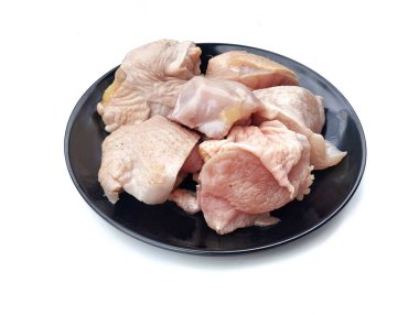 Beyaz arka planda izole edilmiş taze çiğ tavuk eti dilimleri. 