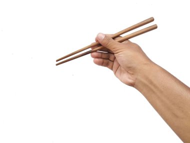 Beyaz arka planda izole edilmiş yemek çubukları tutan adam. 