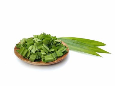 Taze pandan, beyaz arka planda izole edilmiş ahşap tabakta kesikler bırakır. 