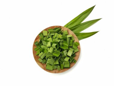 Taze pandan, beyaz arka planda izole edilmiş ahşap tabakta kesikler bırakır. 