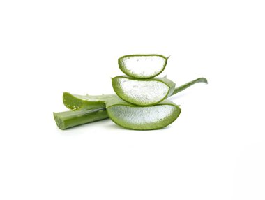Taze Aloe Vera beyaz arka planda izole edilmiş tasarım elementini dilimler