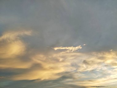 Güzel dramatik gün batımı gökyüzü ve bulutlar