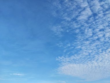 Dağıtılmış ince bulutlu açık mavi gökyüzü görünümü 