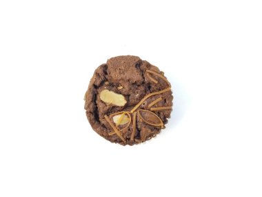 Beyaz arka planda izole edilmiş çikolatalı kek. 