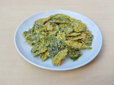 Ispanak cipsi, ıspanak yapraklarından yapılan ve beyaz tabakta baharatlı un kullanılarak kızartılmış abur cuburdur. 