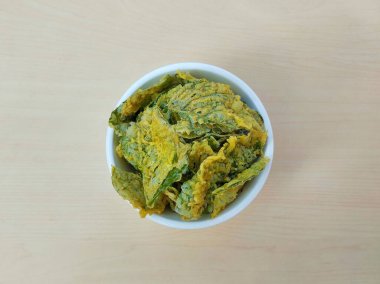 Ispanak cipsi ıspanak yapraklarından yapılan ve beyaz kasede baharatlı un kullanılarak kızartılmış abur cuburdur. 